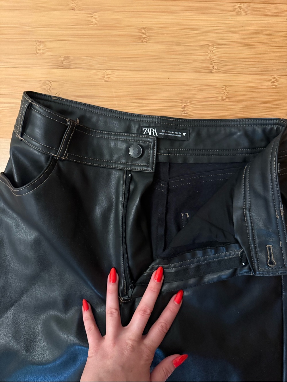 Zara Women’s Black Faux Leather Jeans - Picture 4 of 6